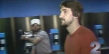 Alldaynews.gr Πατέρας σκότωσε τον βιαστή του 10 ετών γιου του μπροστά στους δημοσιογράφους – Το δικαστήριο τον αθώωσε