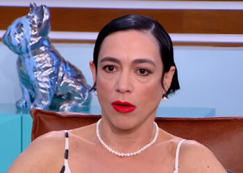 Η Έλενα Τοπαλίδου απαντά μετά τα σχόλια για την εικόνα της: «Εμένα ο καθρέφτης μου με δείχνει όμορφη»