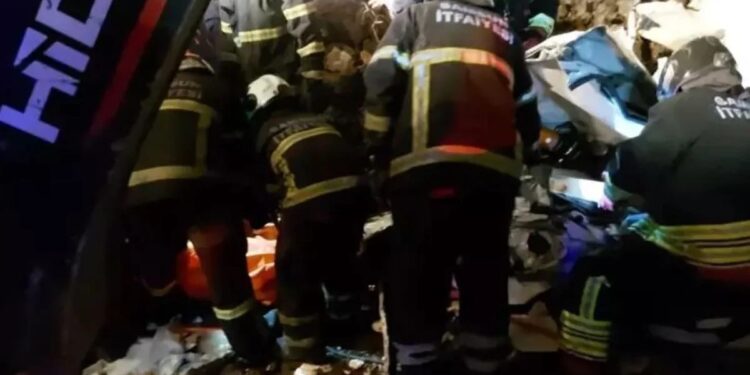 Alldaynews.gr Τραγωδία: 36χρονος και τα δύο ανήλικα παιδιά του σκοτώθηκαν σε κατολίσθηση (video)