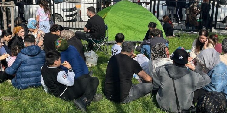 Alldaynews.gr Φόβος και τρόμος μετά τον σεισμό στην Τουρκία – Οι πολίτες κατέβηκαν στους δρόμους με σκηνές!