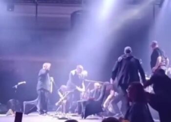 Η στιγμή που πασίγνωστος τραγουδιστής καταρρέει πάνω στη σκηνή – «Πάγωσαν» οι θεατές (video)