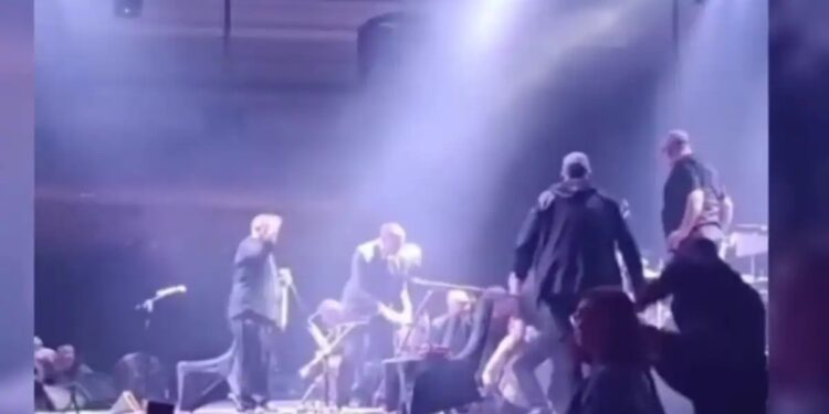 Alldaynews.gr Η στιγμή που πασίγνωστος τραγουδιστής καταρρέει πάνω στη σκηνή – «Πάγωσαν» οι θεατές (video)