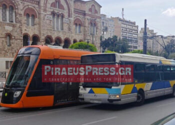 Λεωφορείο συγκρούστηκε με Τραμ στο κέντρο του Πειραιά