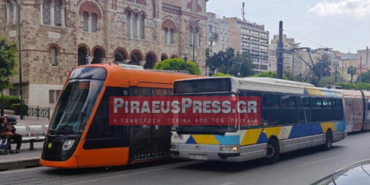 Alldaynews.gr Λεωφορείο συγκρούστηκε με Τραμ στο κέντρο του Πειραιά