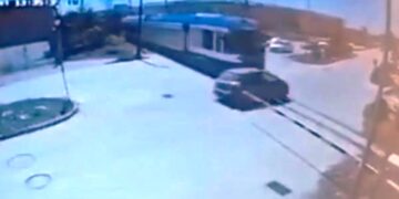 Alldaynews.gr Σοκαριστικές εικόνες από το τροχαίο με το τρένο: Η στιγμή που το αυτοκίνητο χτυπά την κλειστή μπάρα και καρφώνεται πάνω στο τρένο
