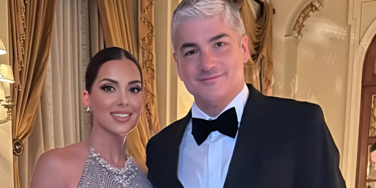 Alldaynews.gr Σταματίνα Τσιμτσιλή: Η εκθαμβωτική εμφάνιση με φόρεμα «Celia Kritharioti» δίπλα στον σύζυγό της, Θέμη Σοφό