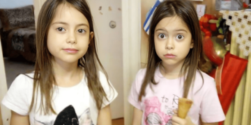 Alldaynews.gr Οι δίδυμες Βασιλική και Σοφία από το Μάτι θα είχαν σήμερα γενέθλια αλλά έμειναν για πάντα 9 ετών