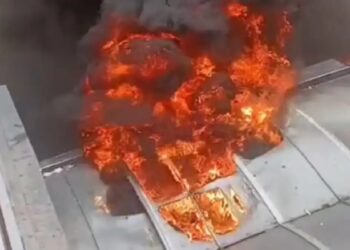 Η στιγμή που ξεσπά η φωτιά στην στέγη του Zara Home στην Πάτρα – Οι μαθητές από το ξενοδοχείο φωνάζουν έντρομοι