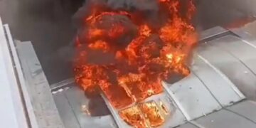 Alldaynews.gr Η στιγμή που ξεσπά η φωτιά στην στέγη του Zara Home στην Πάτρα – Οι μαθητές από το ξενοδοχείο φωνάζουν έντρομοι