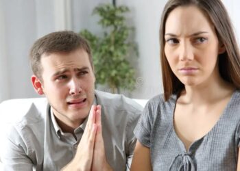 «Εκπαιδεύει» τον σύντροφό της όπως έναν σκύλο – «Εφαρμόζω τις ίδιες τεχνικές – Του δίνω και λιχουδιές»