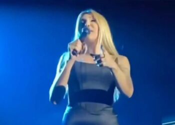Ελληνίδα τραγουδίστρια έκανε την πιο ανατρεπτική εμφάνιση στα μπουζούκια και προκάλεσε χαμό