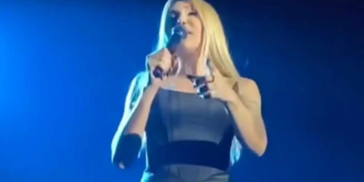 Ελληνίδα τραγουδίστρια έκανε την πιο ανατρεπτική εμφάνιση στα μπουζούκια και προκάλεσε χαμό