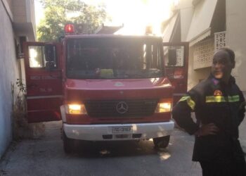 «Κατεβείτε έξω, θα εκραγεί το λεωφορείο»: Φωτιά σε σχολικό με 80 μαθητές στη Ρόδο (video)