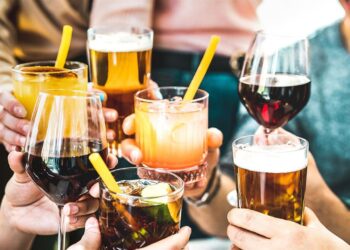 Μόνο με ταυτότητα θα μπορούν να αγοράζουν τσιγάρα και αλκοόλ οι ενήλικοι: Το σχέδιο νόμου για την προστασία των ανηλίκων