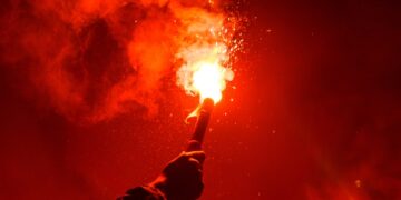 Alldaynews.gr Ιερέας σε παράκρουση πανηγύρισε γκολ της ομάδας του ανάβοντας καπνογόνο ενώ έψαλε το «Χριστός Ανέστη»