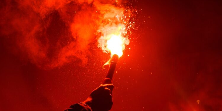 Alldaynews.gr Ιερέας σε παράκρουση πανηγύρισε γκολ της ομάδας του ανάβοντας καπνογόνο ενώ έψαλε το «Χριστός Ανέστη»