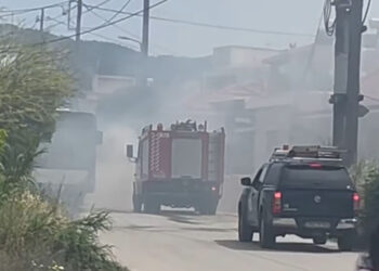 «Κατεβείτε έξω, θα εκραγεί το λεωφορείο»: Φωτιά σε σχολικό με 80 μαθητές στη Ρόδο (video)