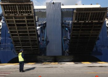 Alldaynews.gr Βοηθούσε συγγενείς του στην επιβίβαση του πλοίου και μόλις σάλπαρε, πήδηξε στη θάλασσα