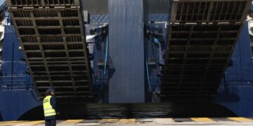 Βοηθούσε συγγενείς του στην επιβίβαση του πλοίου και μόλις σάλπαρε, πήδηξε στη θάλασσα