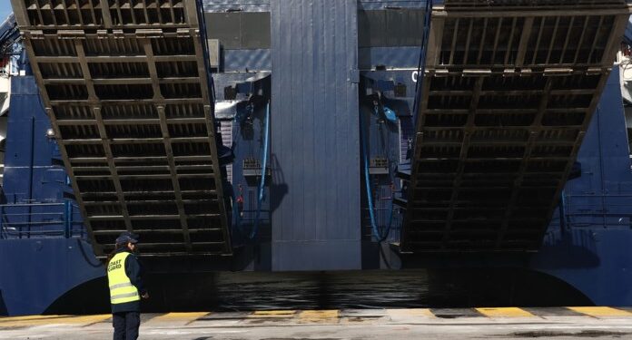 Βοηθούσε συγγενείς του στην επιβίβαση του πλοίου και μόλις σάλπαρε, πήδηξε στη θάλασσα