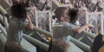 Alldaynews.gr Τραγικό: 12 χρονών παιδί καπνίζει στο γήπεδο της ΑΕΚ και δεν του παίρνει κανείς το τσιγάρο από το χέρι (video)