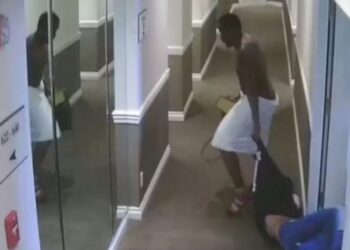 Αμοντάριστα πλάνα με τον ξυλοδαρμό της Βεντούρα από τον Diddy Combs – Την κλοτσούσε αλύπητα (video)