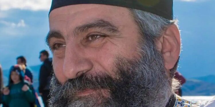 Ιερέας έσωσε με ΚΑΡΠΑ δίχρονο παιδί που έπαθε ανακοπές – Η Μητρόπολη θα τιμήσει τον πατέρα Νεκτάριο