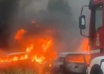 ΕΚΤΑΚΤΟ: Τρομακτικό τροχαίο με έναν νεκρό και δύο τραυματίες – Αυτοκίνητα έγιναν παρανάλωμα του πυρός