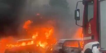 ΕΚΤΑΚΤΟ: Τρομακτικό τροχαίο με έναν νεκρό και δύο τραυματίες – Αυτοκίνητα έγιναν παρανάλωμα του πυρός