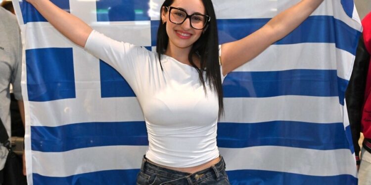 Eurovision: Επέστρεψε η Κλαυδία και η Ελληνική αποστολή. Θριαμβευτικό κλίμα και χαμόγελα στο αεροδρόμιο