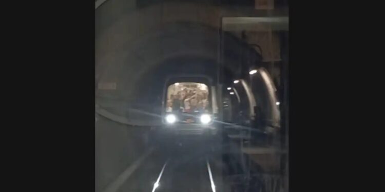 Alldaynews.gr Μετρό Θεσσαλονίκης: Δύο συρμοί βρέθηκαν στην ίδια γραμμή – Σοκαρισμένοι οι επιβάτες (video)