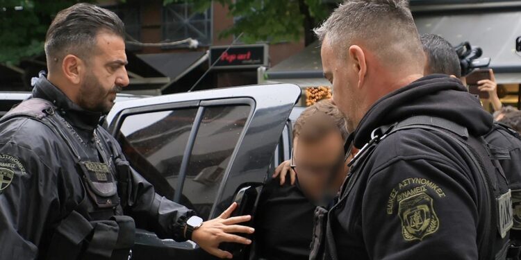 Ατάραχος και στην ανακρίτρια ο 21χρονος που σκότωσε τη μητέρα του – Το μόνο που ζήτησε ήταν φαγητό