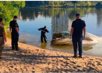 42χρονος ψαράς έπιασε ένα τεράστιο ψάρι – Άνοιξε τα σαγόνια του και άφησε τους λουόμενους με δέος όταν είδαν τι υπήρχε μέσα