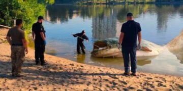 42χρονος ψαράς έπιασε ένα τεράστιο ψάρι – Άνοιξε τα σαγόνια του και άφησε τους λουόμενους με δέος όταν είδαν τι υπήρχε μέσα