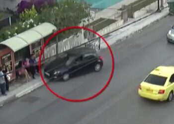 Η στιγμή που το αυτοκίνητο του 45χρονου πέφτει στον κόσμο που περίμενε σε στάση λεωφορείου στο Χαλάνδρι