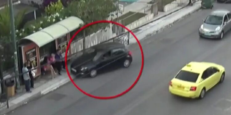 Η στιγμή που το αυτοκίνητο του 45χρονου πέφτει στον κόσμο που περίμενε σε στάση λεωφορείου στο Χαλάνδρι