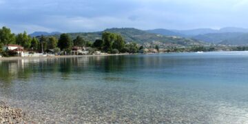 Alldaynews.gr Άκολη: Η ελληνική παραλία με τα κρυστάλλινα νερά και το ασύλληπτο βάθος