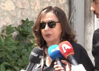 Αχιλλέας Θεοφίλου: Φορτισμένοι συναισθηματικά στην κηδεία του Χάρις Αλεξίου και Μάνος Θεοφίλου – «Ήμασταν οικογένεια έως το τέλος»