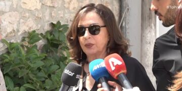 Alldaynews.gr Αχιλλέας Θεοφίλου: Φορτισμένοι συναισθηματικά στην κηδεία του Χάρις Αλεξίου και Μάνος Θεοφίλου – «Ήμασταν οικογένεια έως το τέλος»