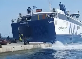 Έσπασε ο κάβος πλοίου στην Αλόννησο την ώρα που επιβιβάζονταν αυτοκίνητα