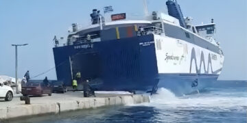 Alldaynews.gr Έσπασε ο κάβος πλοίου στην Αλόννησο την ώρα που επιβιβάζονταν αυτοκίνητα