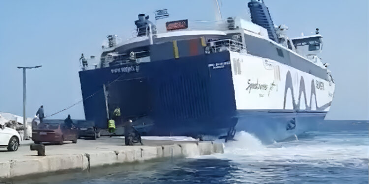 Alldaynews.gr Έσπασε ο κάβος πλοίου στην Αλόννησο την ώρα που επιβιβάζονταν αυτοκίνητα