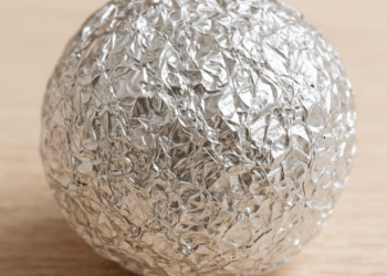 Το κόλπο με το αλουμινόχαρτο που απωθεί μυρμήγκια, κουνούπια και κατσαρίδες