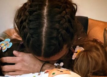 Ο Άρης Μουγκοπέτρος μετά τον ακρωτηριασμό του, αγκαλιά με τις κόρες του στο νοσοκομείο – «Ήρθαν οι βασίλισσές μου»