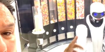 Το βίντεο του Γρηγόρη Αρναούτογλου με το ρομπότ που τον άγχωσε – «Το μέλλον αυτό δεν το θέλω»