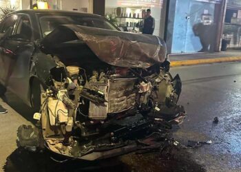 Σφοδρό τροχαίο για ΙΧ: Η στιγμή που πέφτει πάνω στο πούλμαν (ΒΙΝΤΕΟ)