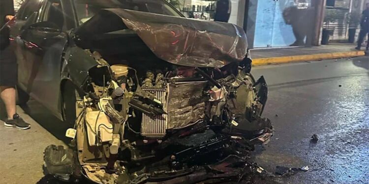 Alldaynews.gr Σφοδρό τροχαίο για ΙΧ: Η στιγμή που πέφτει πάνω στο πούλμαν (ΒΙΝΤΕΟ)