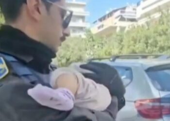 Άλιμος: Η στιγμή που αστυνομικός παίρνει στην αγκαλιά του το βρέφος που εντοπίστηκε δίπλα σε σκουπίδια