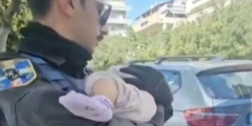 Alldaynews.gr Άλιμος: Η στιγμή που αστυνομικός παίρνει στην αγκαλιά του το βρέφος που εντοπίστηκε δίπλα σε σκουπίδια