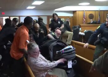 Alldaynews.gr Άγριο ξύλο μέσα σε δικαστήριο ανάμεσα στη μητέρα δολοφονημένου και συγγενείς του δράστη